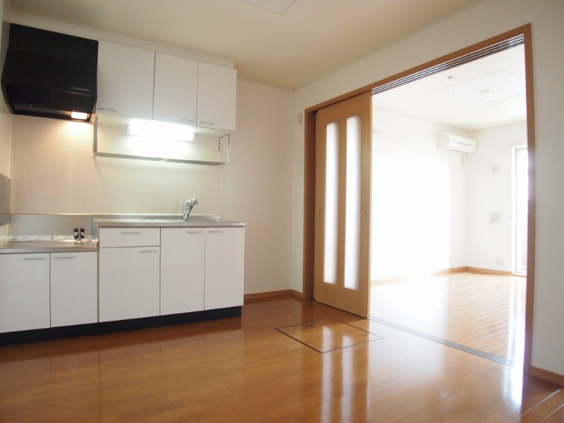 ��ʌ��k�����S�ɓޒ��w���S���ڂ̃A�p�[�g�̋��ԁE���r���O