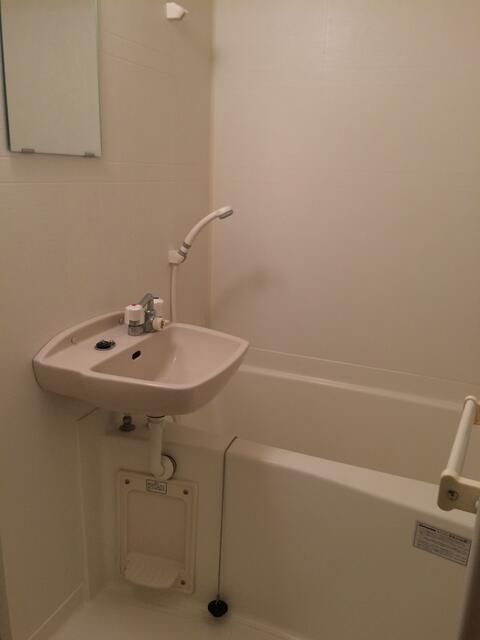 ��ʌ��k�����S�ɓޒ����P���ڂ̃A�p�[�g�̃o�X