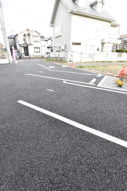 ��ʌ�����s�厚���s�̍��݂̃A�p�[�g�̒��ԏ�