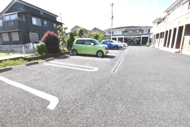 ��ʌ�����s�厚���s�̃A�p�[�g�̒��ԏ�