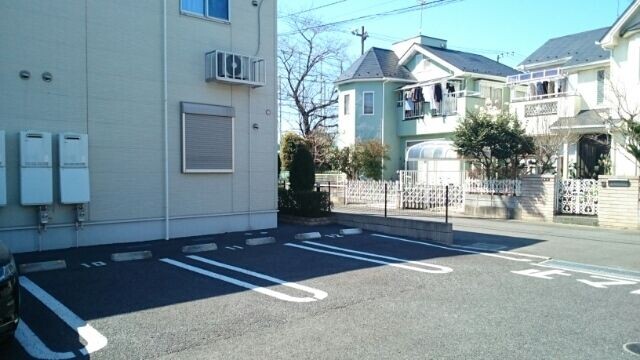 ��ʌ�����s���R�S���ڂ̃A�p�[�g�̒��ԏ�