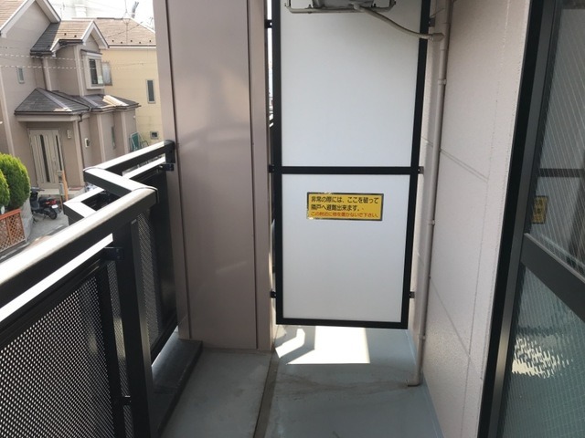 ��ʌ��������܎s��΋���q�T���ڂ̃A�p�[�g�̃o���R�j�[