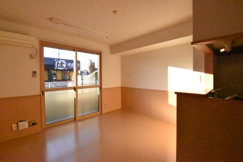 ��ʌ��z�J�s���C�N�^�E���Q���ڂ̃A�p�[�g�̋��ԁE���r���O