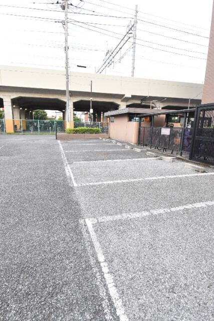 ��ʌ������s�X�쒬�̃}���V�����̒��ԏ�