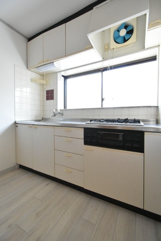 ��ʌ��������܎s�k����i���Q���ڂ̃A�p�[�g�̃L�b�`��