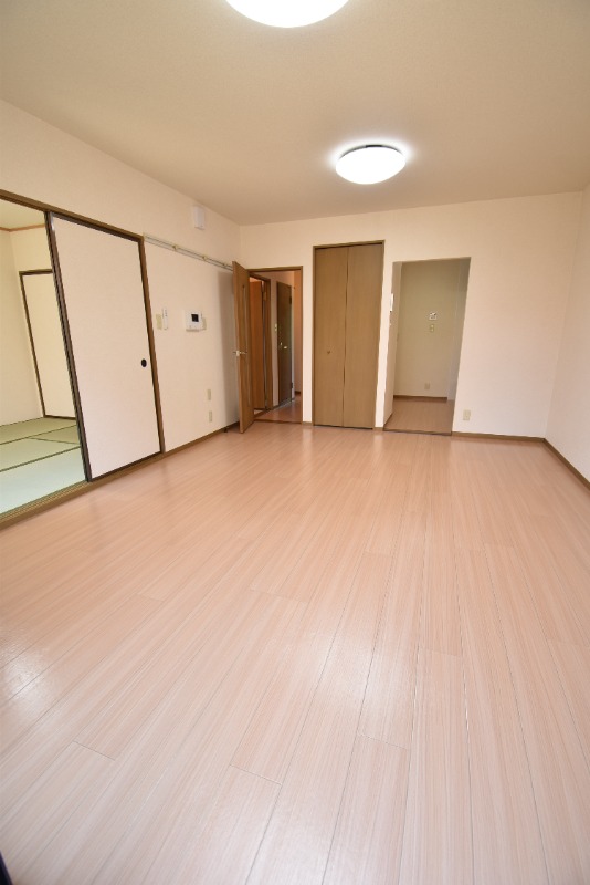 ��ʌ��������܎s�Y�a��c�R���̃A�p�[�g�̋��ԁE���r���O