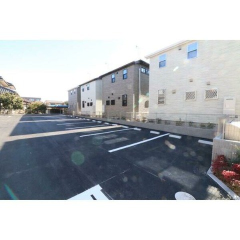 ��ʌ�����s���ȂQ���ڂ̃A�p�[�g�̒��ԏ�