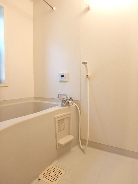 ��ʌ��������܎s�k����i���Q���ڂ̃e���X�n�E�X�̃o�X