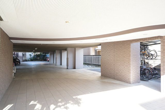 ��ʌ�����s�����P���ڂ̃}���V�����̒��ԏ�