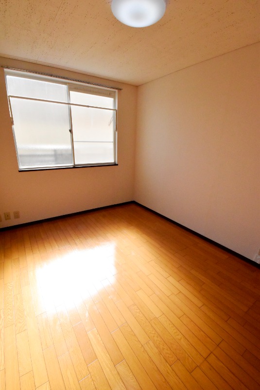 ��ʌ��������܎s�����擌��{�U���ڂ̃A�p�[�g�̋����E���r���O