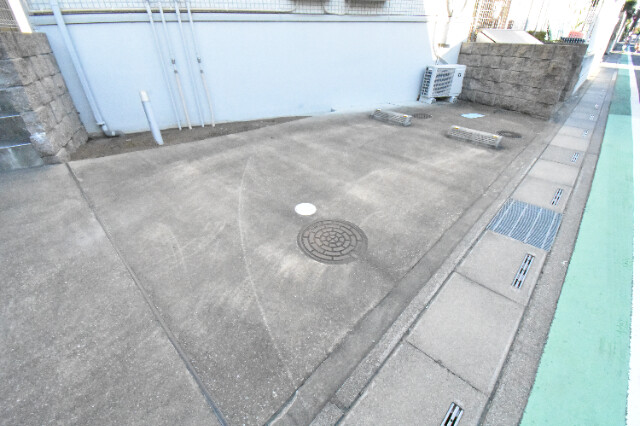 ��ʌ��������܎s�����擌��{�Q���ڂ̃A�p�[�g�̒��ԏ�