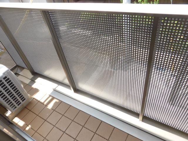 ��ʌ�����s�����Q���ڂ̃A�p�[�g�̃o���R�j�[