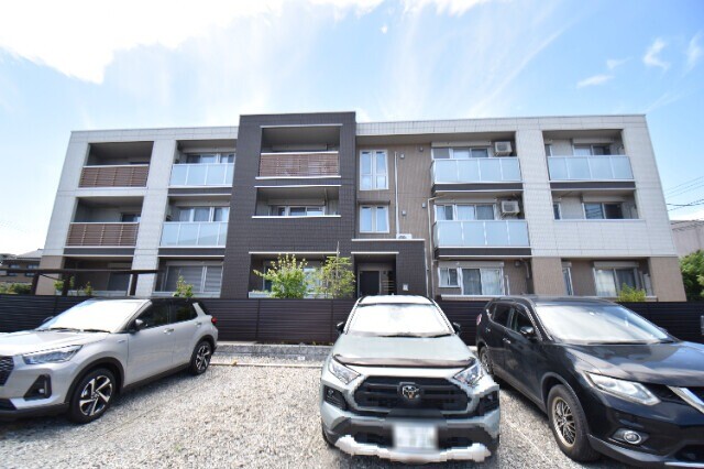 ��ʌ�����s�����P���ڂ̃A�p�[�g�̒��ԏ�