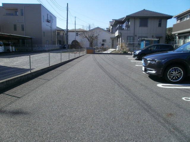 ��ʌ������s�ẪA�p�[�g�̒��ԏ�