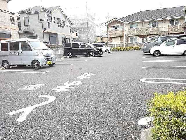 ��ʌ������s�����Q���ڂ̃A�p�[�g�̒��ԏ�