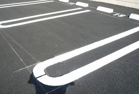 ��ʌ�����s�厚���̃A�p�[�g�̒��ԏ�