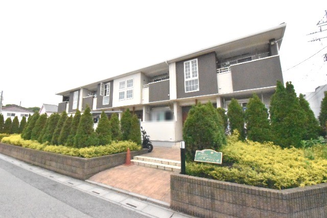 ��ʌ�����s�厚���s�̉�1222-1�̃A�p�[�g�̌����O��