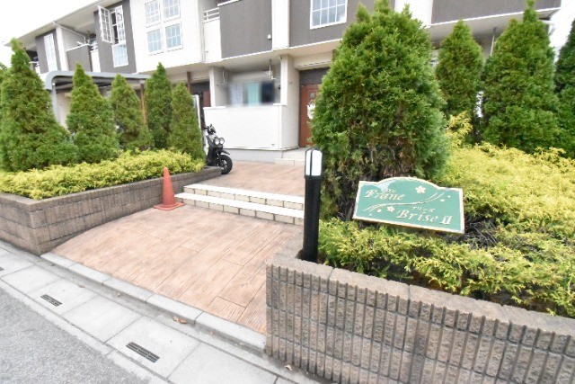 ��ʌ�����s�厚���s�̉Ƃ̃A�p�[�g�̃G���g�����X