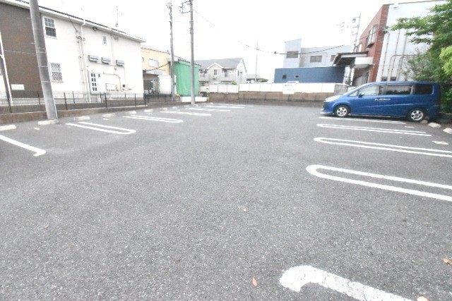 ��ʌ�����s�厚���s�̉Ƃ̃A�p�[�g�̒��ԏ�