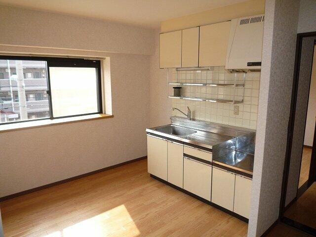 ��ʌ�����s�����Q���ڂ̃}���V�����̃L�b�`��