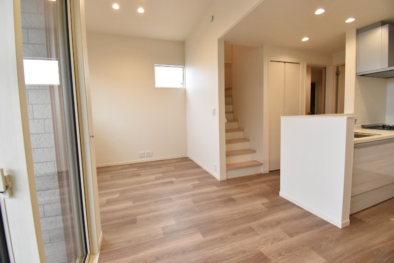 ��ʌ��������܎s�΋�����T���ڂ̃e���X�n�E�X�̋��ԁE���r���O