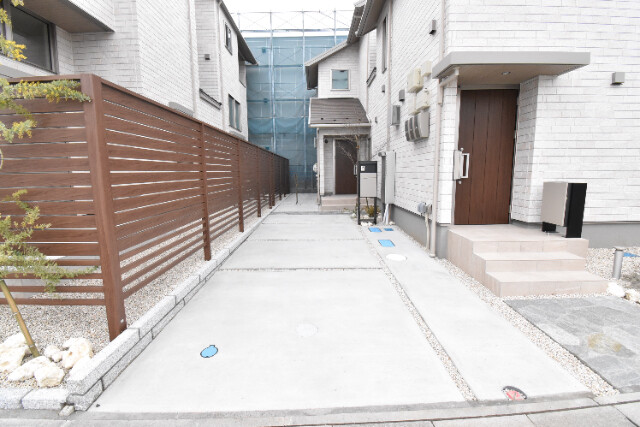 ��ʌ��������܎s�΋�����T���ڂ̃e���X�n�E�X�̒��ԏ�