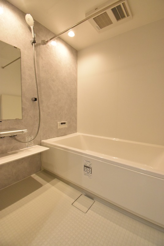 ��ʌ��������܎s�΋�����T���ڂ̃e���X�n�E�X�̃o�X