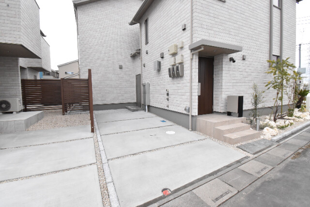 ��ʌ��������܎s�΋�����T���ڂ̃e���X�n�E�X�̒��ԏ�