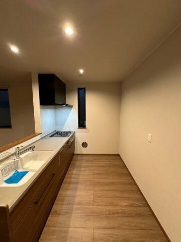 ��ʌ��������܎s�Y�a��̉ƂQ���ڂ̈�ˌ��ẴL�b�`��