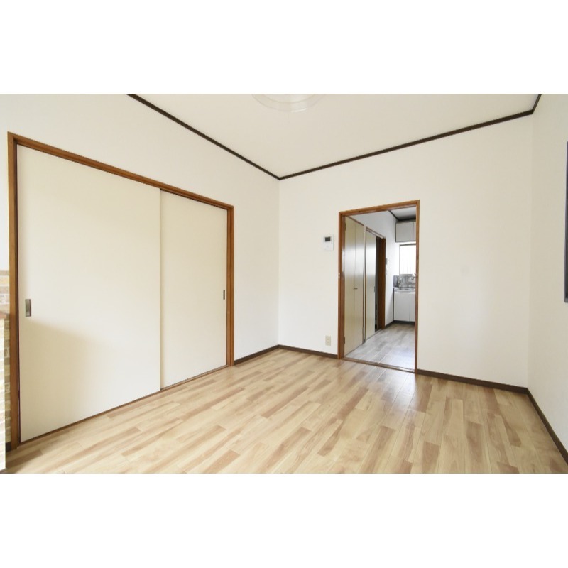 ��ʌ��@�c�s���m�؂Q���ڂ̃e���X�n�E�X�̋��ԁE���r���O