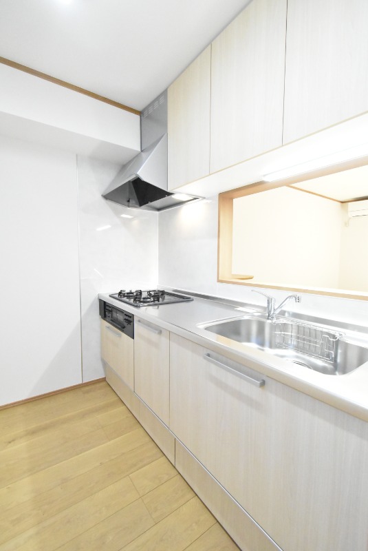 ��ʌ�����s������U���ڂ̃e���X�n�E�X�̃L�b�`��