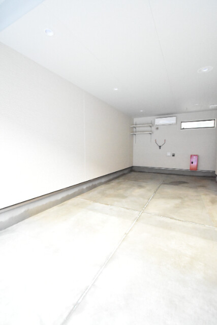 ��ʌ�����s������U���ڂ̃e���X�n�E�X�̒��ԏ�