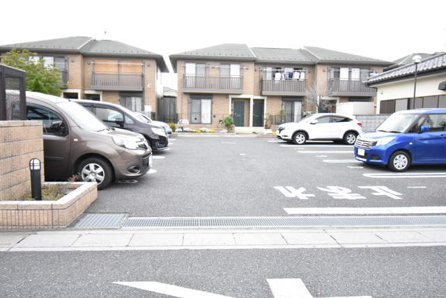 ��ʌ��������܎s��{��O���Q���ڂ̃A�p�[�g�̒��ԏ�