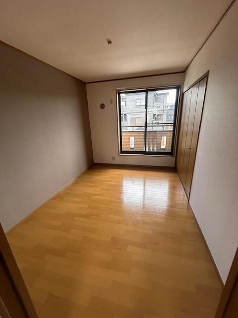 ��ʌ������s����Q���ڂ̃e���X�n�E�X�̂��̑������E�X�y�[�X