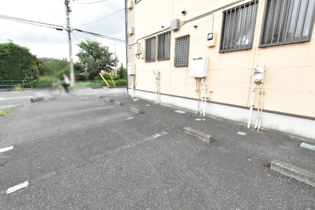 ��ʌ������s����Q���ڂ̃e���X�n�E�X�̒��ԏ�