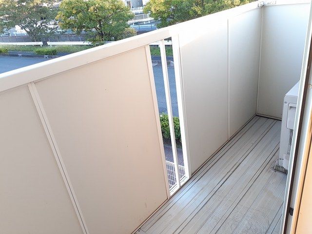 ��ʌ������s�V�h�P���ڂ̃A�p�[�g�̃o���R�j�[