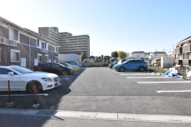 ��ʌ�����s�厚���s���̃A�p�[�g�̒��ԏ�