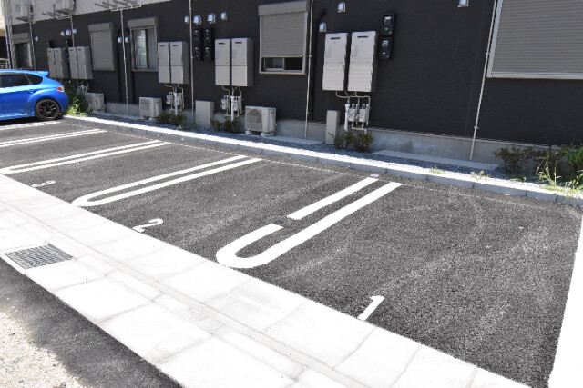 ��ʌ�����s�厚���s�g���̃A�p�[�g�̒��ԏ�