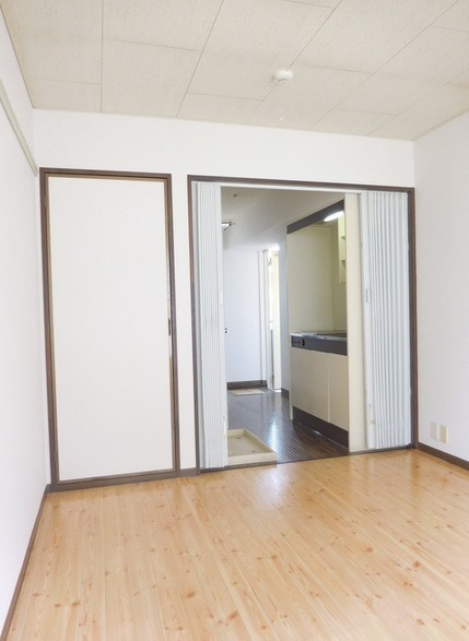 ��ʌ��������܎s�k��ޗǒ��̃A�p�[�g�̂��̑������E�X�y�[�X