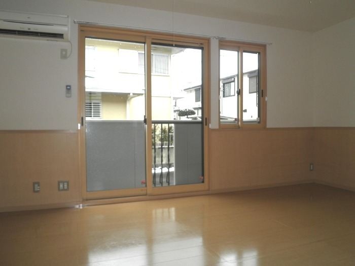 ��ʌ��������܎s�k����i���Q���ڂ̃e���X�n�E�X�̋��ԁE���r���O