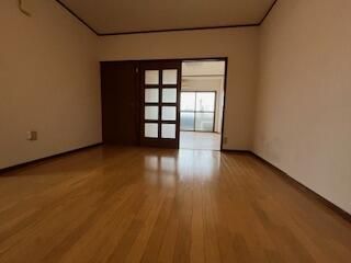 ��ʌ������s���V���ڂ̃A�p�[�g�̋��ԁE���r���O