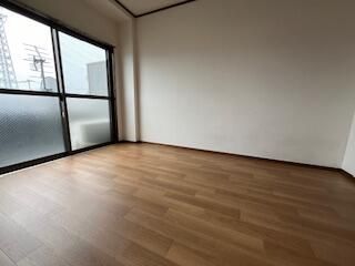 ��ʌ������s���V���ڂ̃A�p�[�g�̃o���R�j�[