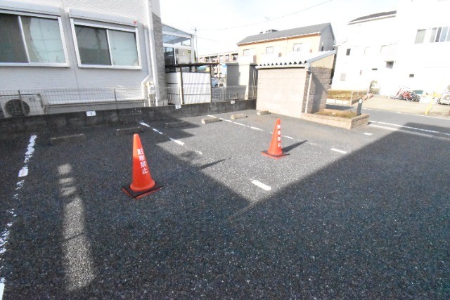 ��ʌ�����s�˒˂P���ڂ̃A�p�[�g�̒��ԏ�