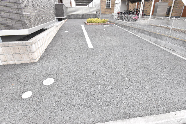 ��ʌ��z�J�s���C�N�^�E���Q���ڂ̃A�p�[�g�̒��ԏ�