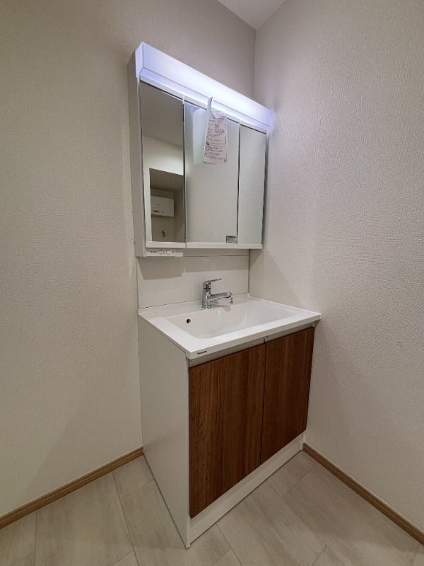 ��ʌ��������܎s��΋�钬�P���ڂ̃^�E���n�E�X�̐��ʏ�