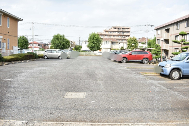 ��ʌ�����s�����Q���ڂ̃A�p�[�g�̒��ԏ�