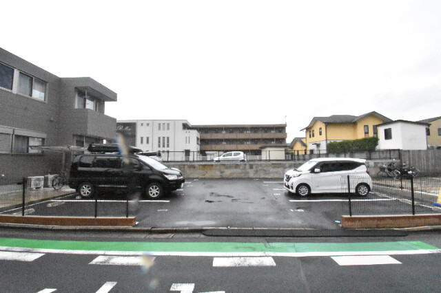 ��ʌ�����s���P���ڂ̃}���V�����̒��ԏ�