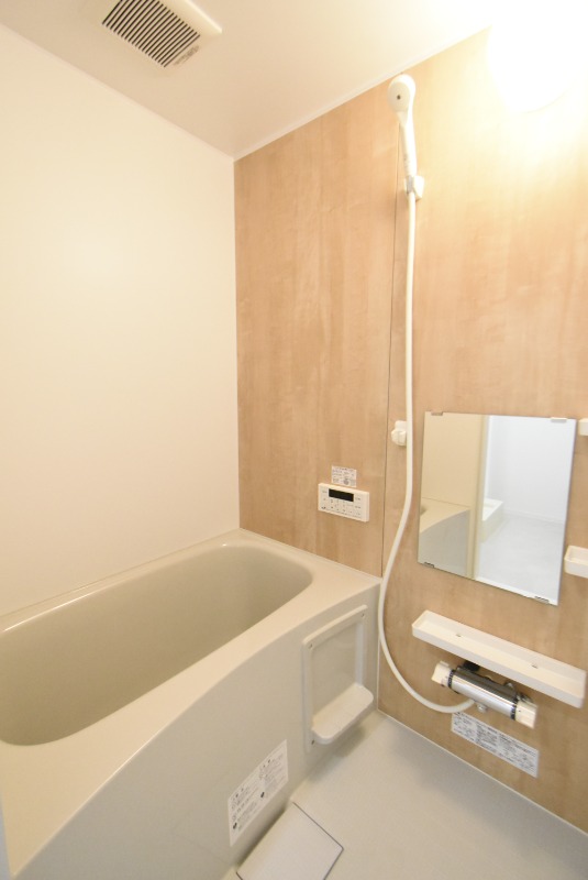 ��ʌ������s�{���U���ڂ̃A�p�[�g�̃o�X