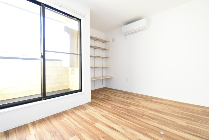 ��ʌ������s�{���U���ڂ̃A�p�[�g�̋����E���r���O