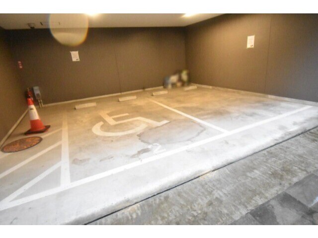 ��ʌ������s�h���Q���ڂ̃}���V�����̒��ԏ�